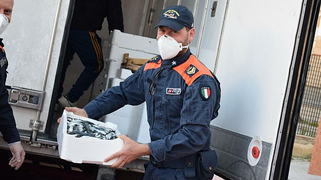 Pescatori e Guardia costiera donano 700 kg di prodotto ittico
