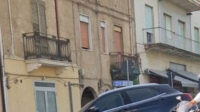 auto-finisce-nello-scavo-di-un-cantiere-stradale