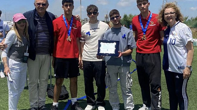 Mazara, gli studenti dell'IIS Ferrara e atleti della Virtus Pallacanestro dedicano successo al compianto prof. Palermo