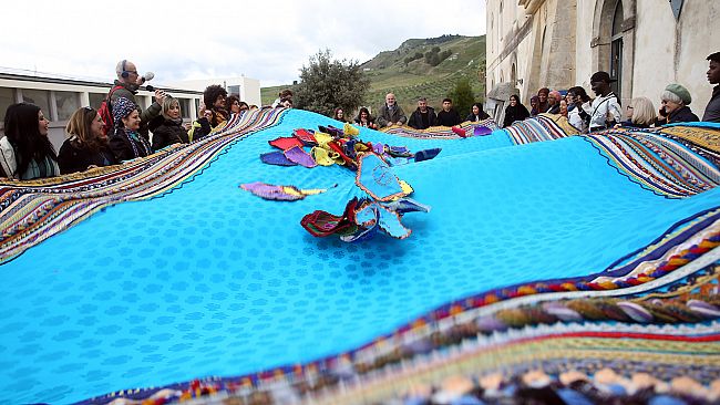 i-beneficiari-dei-centri-di-vita-del-sai-marsala-tessono-larazzo-della-pace-a-gibellina