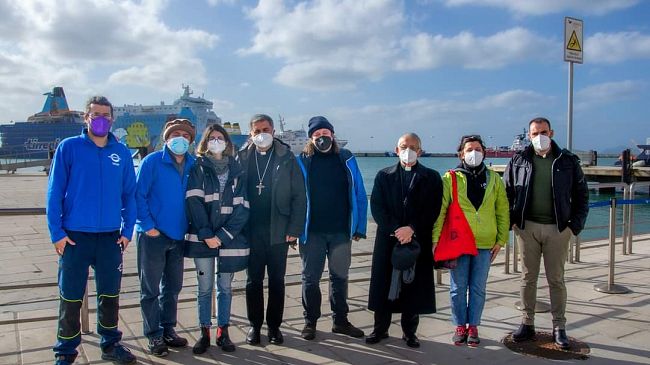 Il Vescovo Fragnelli incontra l'equipaggio della Maria Jonio  