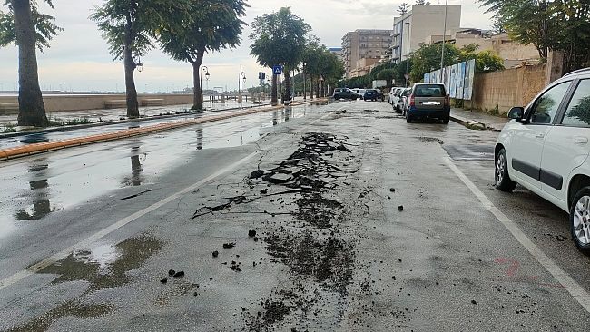 Mazara, maltempo, grossi danni nel manto stradale del lungomare. Disagi vari in Città   