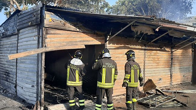 Mazara, incendio alcuni capannoni vicino lo stadio. Domato dai Vigili del fuoco
