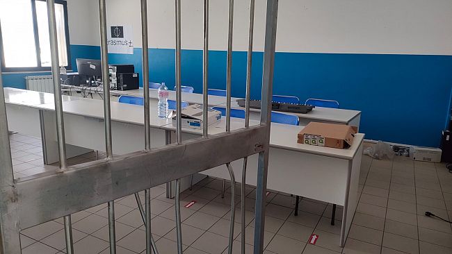 Mazara, edifici scolastici messi a ferro e fuoco dalla microcriminalità: rubati numerosi pc 