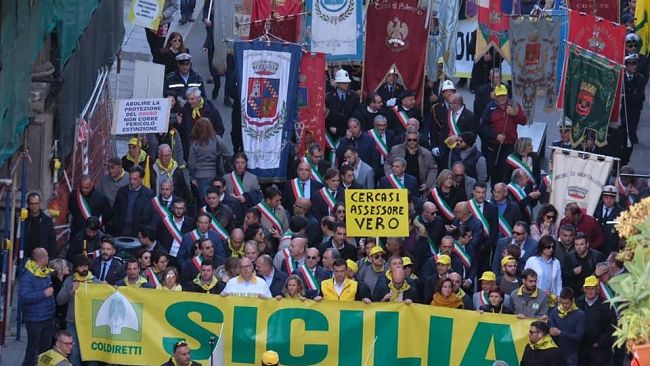 Crisi agricoltura siciliana, Migliaia di agricoltori e molti sindaci al corteo Coldiretti per protestare contro il Governo Musumeci.