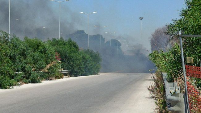 Trapani, incendio in un terreno a Villa Rosina. Fumo nero invade scorrimento veloce