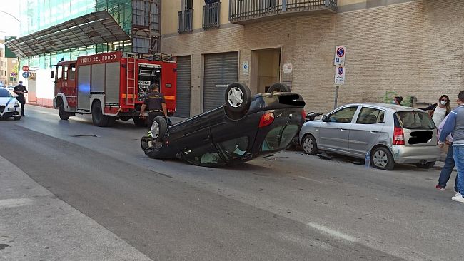 Trapani, incidente in via Archi: auto si ribalta, circolazione bloccata
