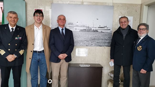 Capitaneria di Porto, inaugurata l’esposizione della foto della nave ospedale “Citta’ di Trapani