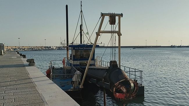 Mazara, presto nuovamente in azione la draga comunale per ripristinare porto e litorale dopo il ciclone “Harry”