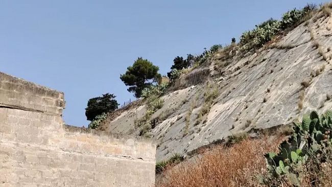 Erice, lavori di completamento del costone roccioso sovrastante il cortile Adragna