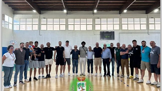 oggi-ospiti-nel-nostro-palazzetto-comunale-una-rappresentanza-del-trapani-shark