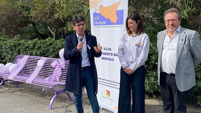 Inaugurata dall’ASP di Trapani la “panchina lilla” simbolo della lotta contro i disturbi del comportamento alimentare