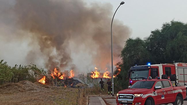 Trapani, incendio a pochi metri da Via Virgilio