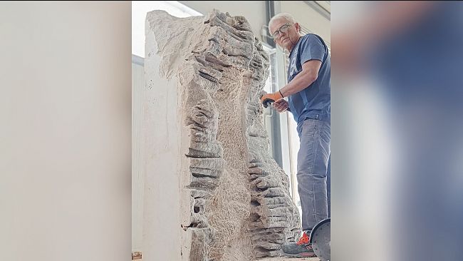 Lo scultore mazarese Gerry Bianco a lavoro su una nuova opera :“La donna che sostiene il mondo”