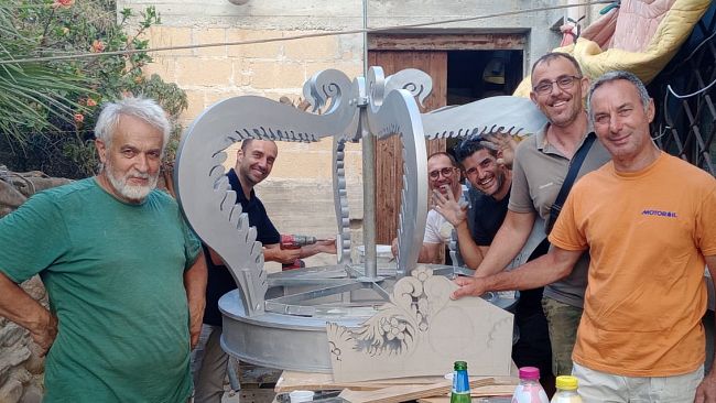 Una corona in legno posizionata ai “Quattro canti” in onore di Maria Santissima del Soccorso, Patrona di Castellammare