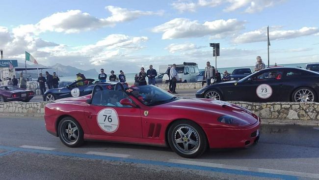 Targa Florio Classica: passaggio delle auto storiche dalla spiaggia Playa di Castellammare per la prova cronometrata