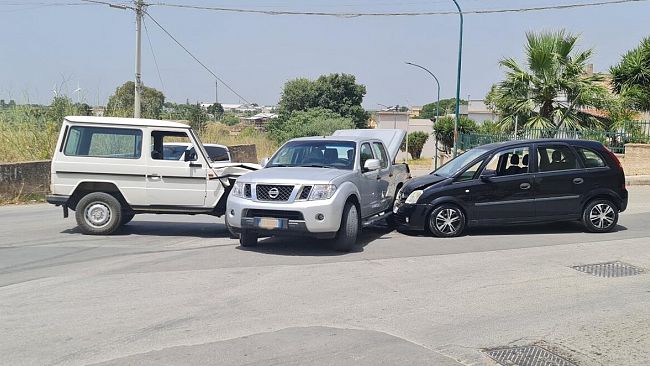3 veicoli coinvolti in un incidente