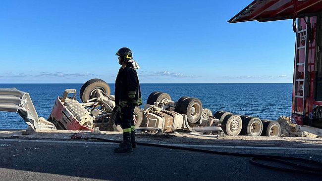 Pizzolungo, incidente al nono km: tir si ribalta sulla scogliera