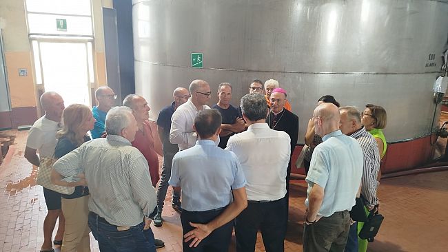 Crisi Agricola. Incontro con i Sindaci alla cantina Europa. Il supporto del Vescovo Giurdanella