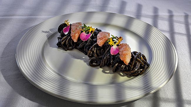 Peccati di gola, a Natale prova gli spaghetti al nero di seppia con tartare di gamberi dello chef Rocco Di Marzo