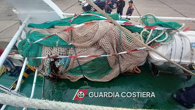 Tre pescherecci mazaresi fermati e multati in Sardegna. Pescavano a strascico nonostante il fermo tecnico