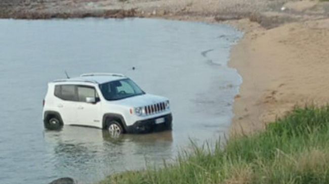 fuori-programma-a-petrosino-jeep-finisce-in-mare-per-un-freno-a-mano-dimenticato