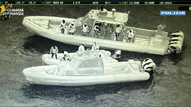 Sequestrati 670 chili di hashish da Polizia e Guardia di Finanza al largo di Marsala. Arrestate cinque persone