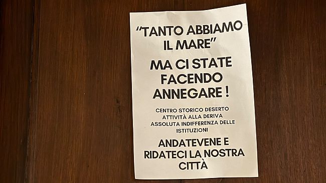Trapani, il centro storico tappezzato di volantini: 