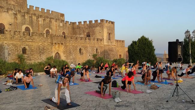 Yoga al tramonto: secondo appuntamento al Castello Grifeo