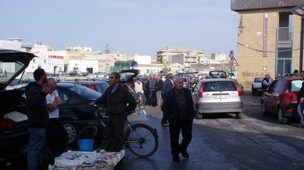 Piazzetta dello Scalo: l’abusivismo è servito in cassetta
