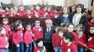 Festa della bandiera con gli alunni del I circolo didattico. Cristaldi ai bambini “Presto due nuovi parchi giochi”