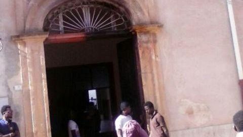Campobello, a fuoco portone del centro immigrati, solidarietà del candidato Castiglione
