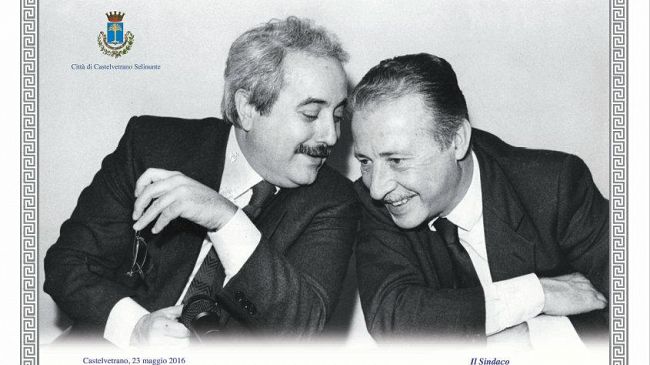 CASTELVETRANO – Una foto dei giudici Falcone e Borsellino in tutte le aule cittadine