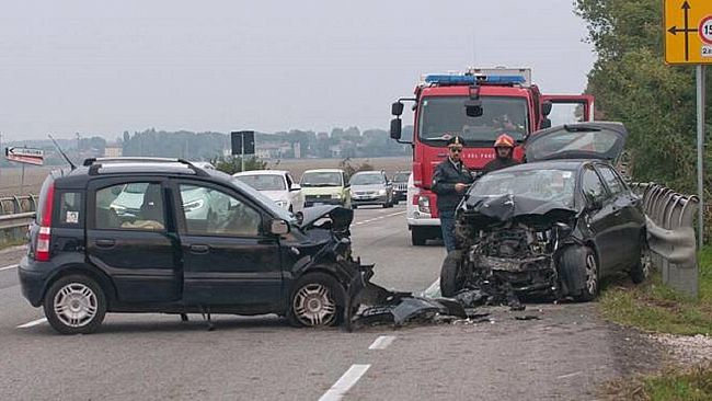 L’avvocato Rizzo Risponde: Di chi è la responsabilita’ in caso di scontro frontale tra automezzi?