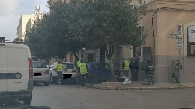 Trapani, ennesimo incidente nei pressi di Piazza Vittorio: divelto un palo
