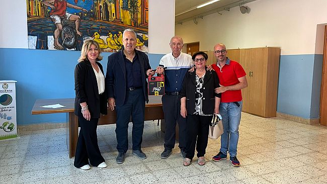 Erice, no ai regali per il 50esimo anniversario: coniugi donano defibrillatore