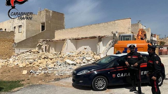 Triscina: ricominciano le demolizioni , con il presidio dei Carabinieri