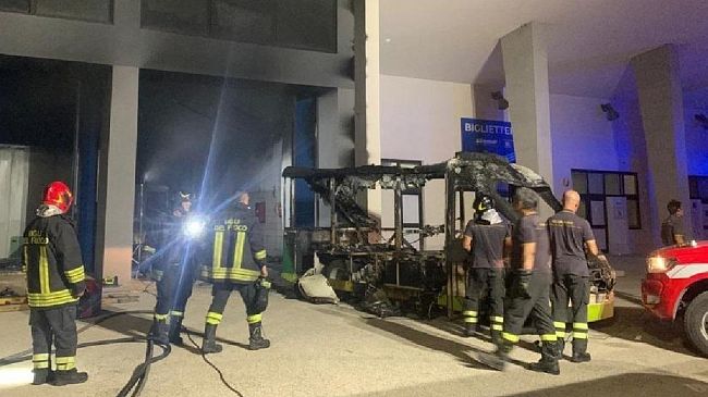 Mazara: Trenino elettrico turistico in fiamme. L'origine non sarebbe dolosa