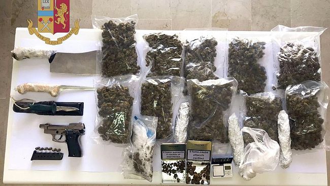 Deteneva un chilo e duecento grammi di droga: arrestato dalla Polizia di Stato