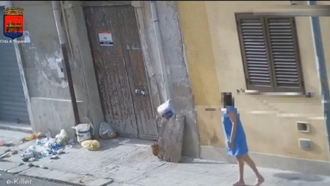 Trapani, continuano i lanci dei sacchi della spazzatura: la denuncia del Comune