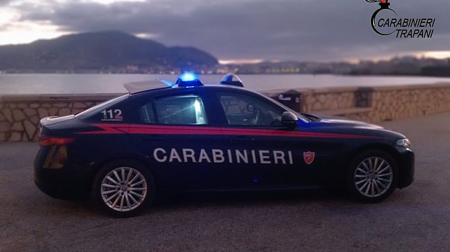 Trapani: evade dai domiciliari e, fermato dai carabinieri, scaglia un pugno contro l’autovettura dei militari. Arrestato
