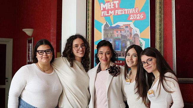 L'amore al tempo delle notifiche: quando la tecnologia disconnette i cuori