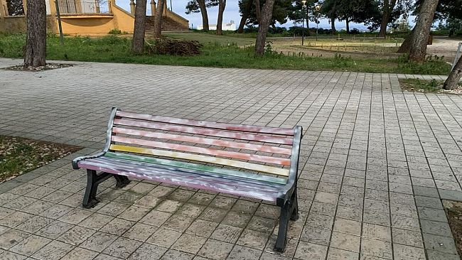 Vandali in azione, danneggiata la panchina Arcobaleno in viale Roma