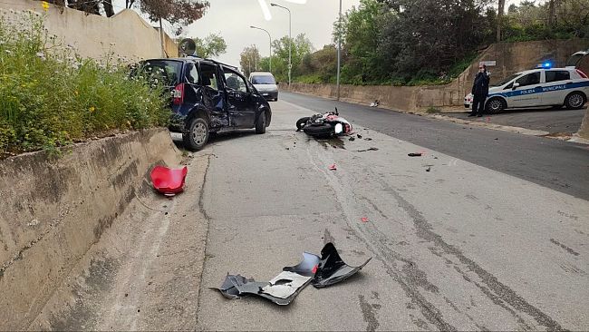 Incidente all'incrocio fra via Salemi e via delle Democrazie a Mazara. Un centauro in gravi condizioni