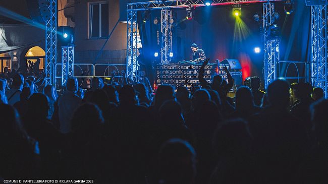 Pantelleria, successo per l’evento “Live in Pantelleria” con il dj-set di Sonik