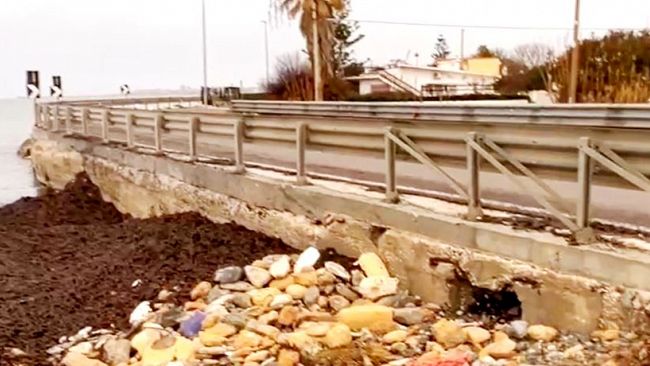 (VIDEO) SP84 versante sud: un’emergenza senza fine tra “rattoppi” e l’avanzata del mare