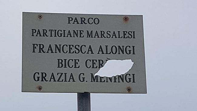 Vandalizzata la targa ricordo delle tre partigiane marsalesi