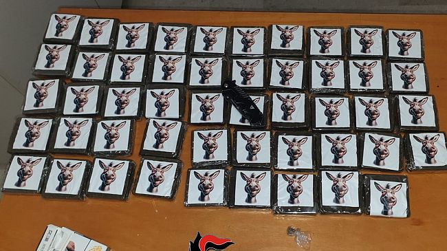 Privo di casco, non si ferma al posto di blocco. Aveva 5 kg di hashish nello scooter