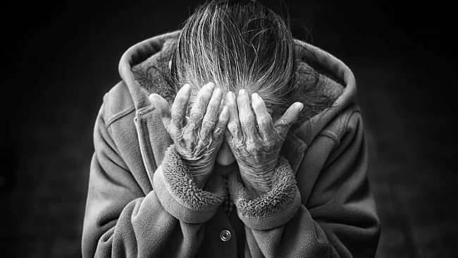 Caltanissetta, scoperta RSA degli orrori: anziani legati e maltrattati. Arrestati 9 individui