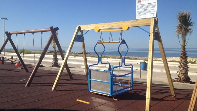Mazara, nuovamente danneggiata l’altalena per disabili nel parco giochi del lungomare San Vito
